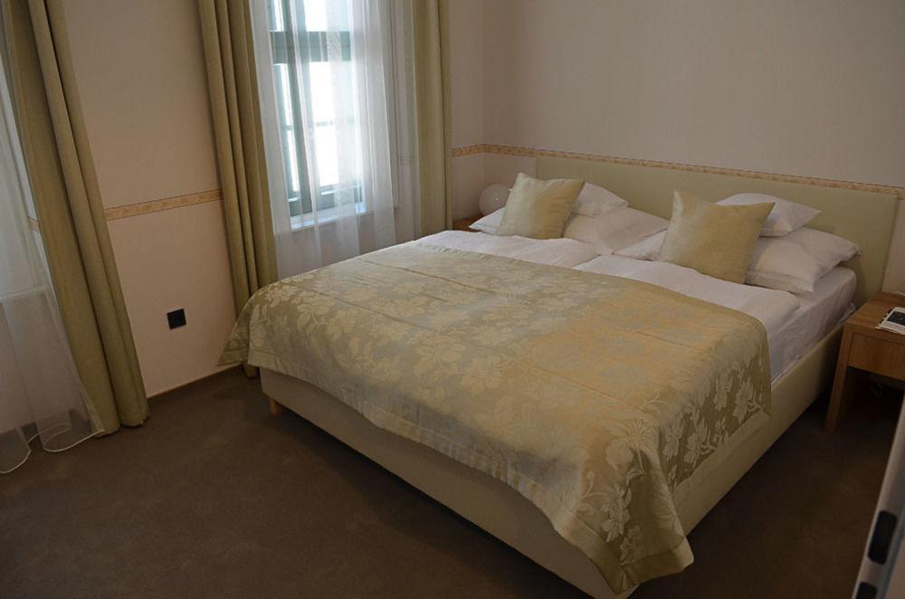 Hotel Arkadia Pécs Zewnętrze zdjęcie
